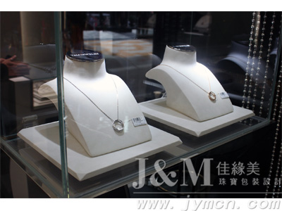 缘与美金展开业 珠宝和道具同放光芒